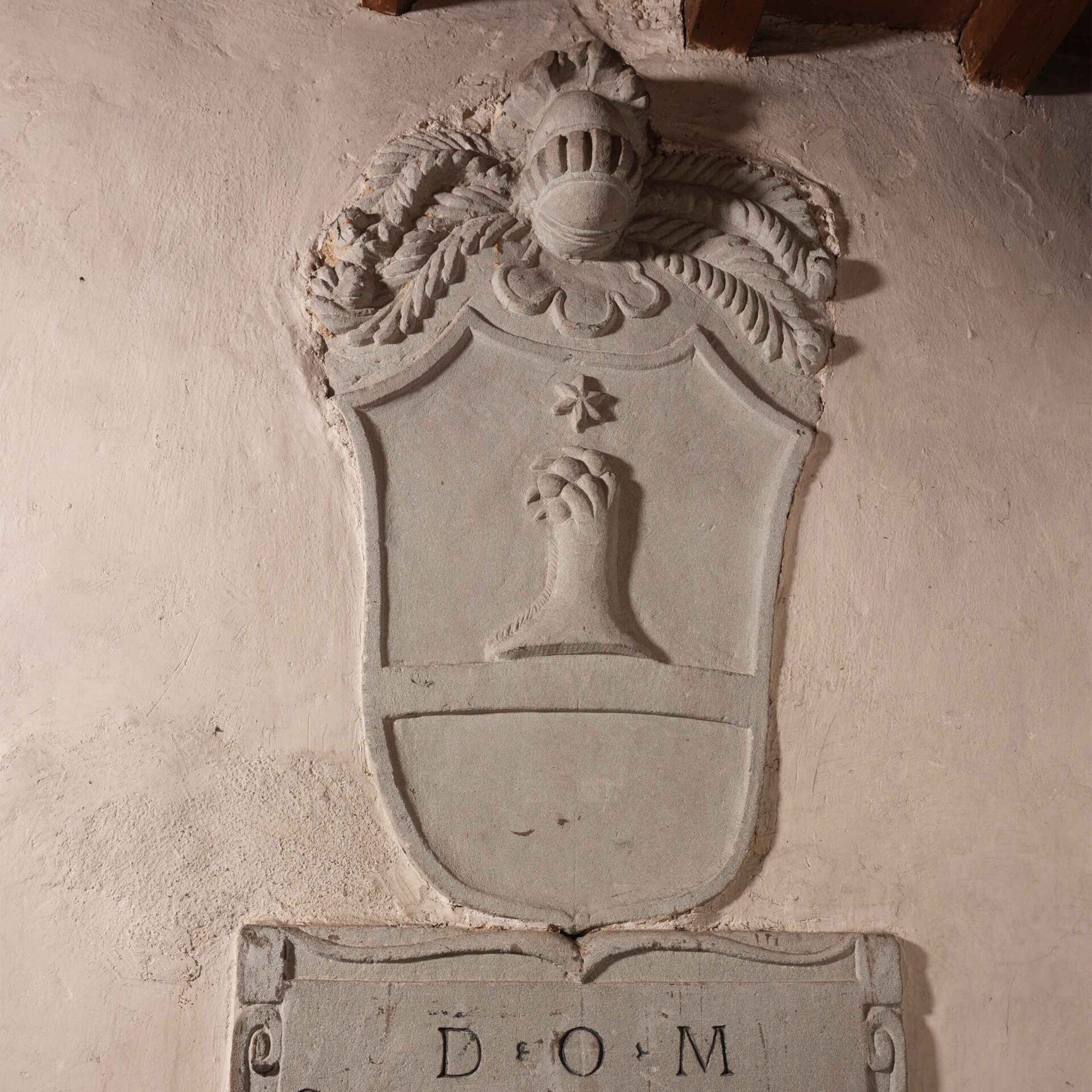 Epigrafe celebrativa sormontata da stemma di Santi Salvi