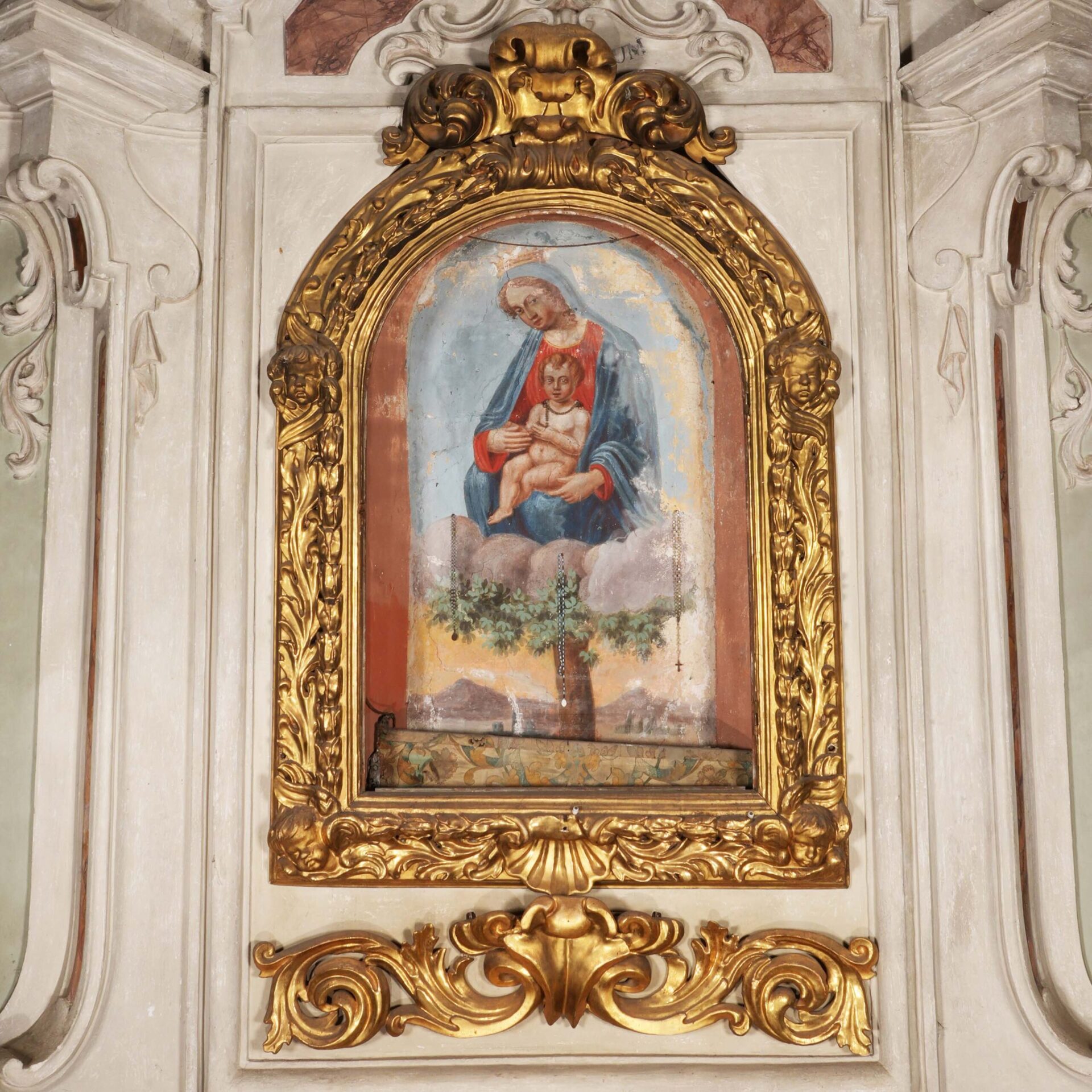 Cornice a motivi vegetali