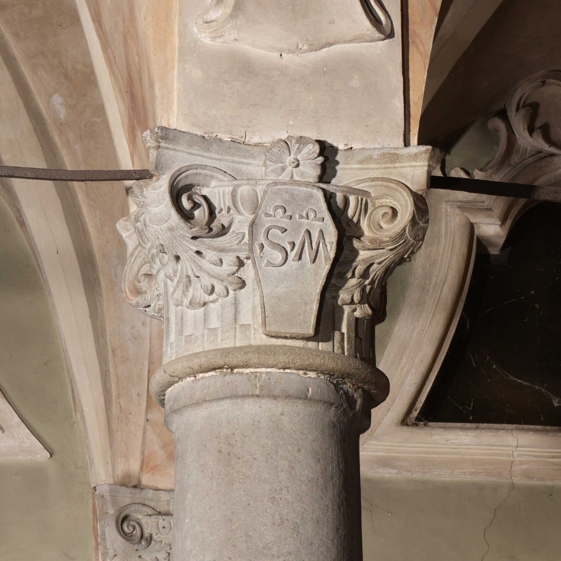 Capitello con stemma della compagnia dei Bianchi