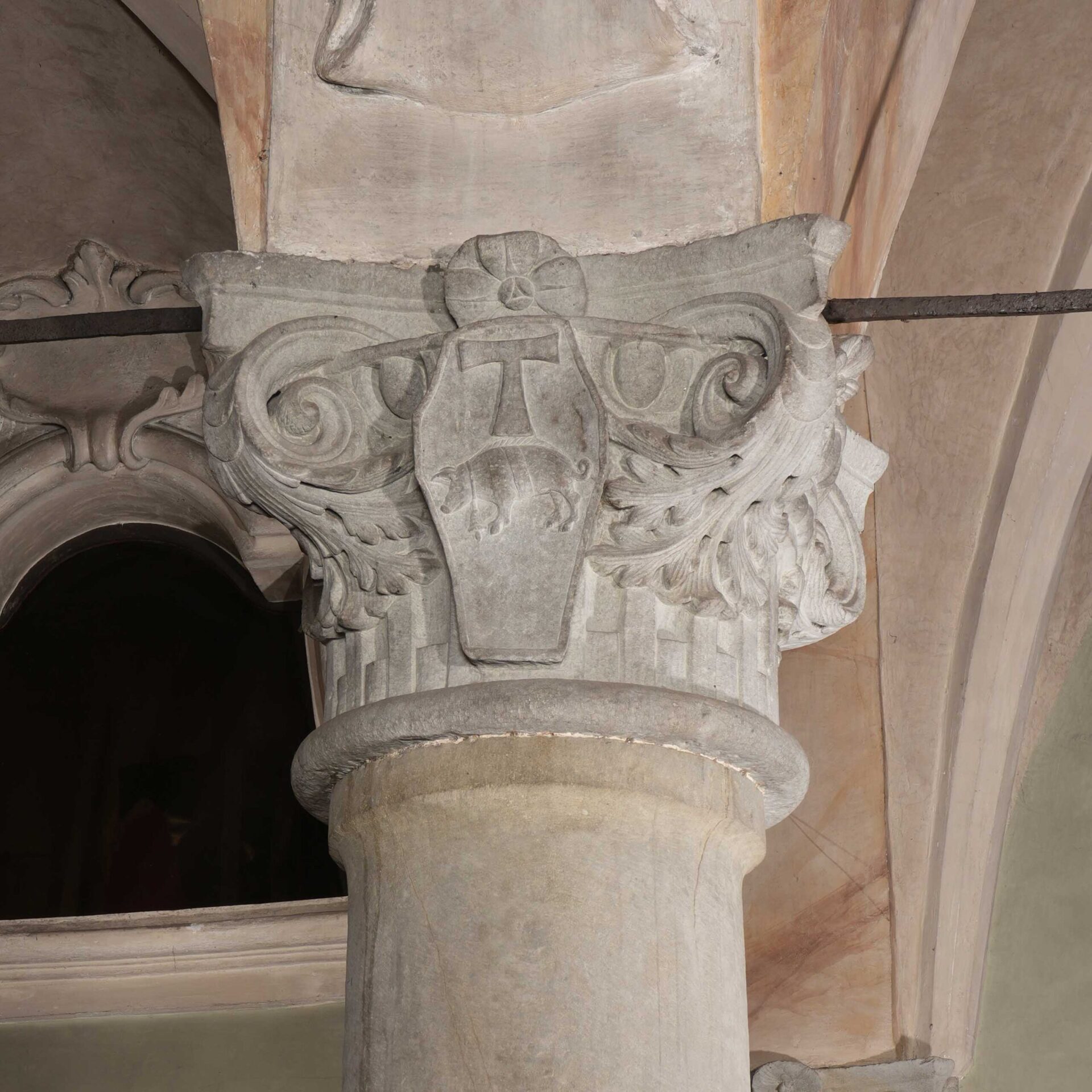 Capitello con stemma della compagnia dei Neri