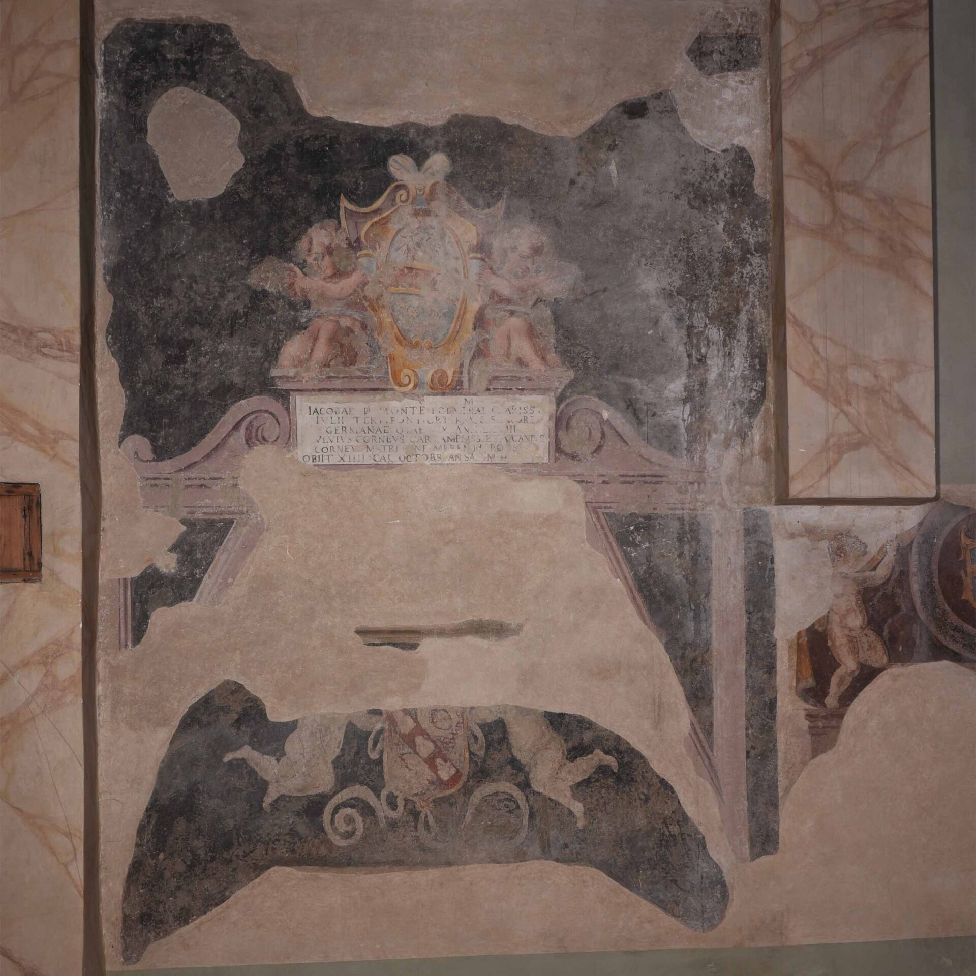 Stemma sorretto da Angeli con iscrizione