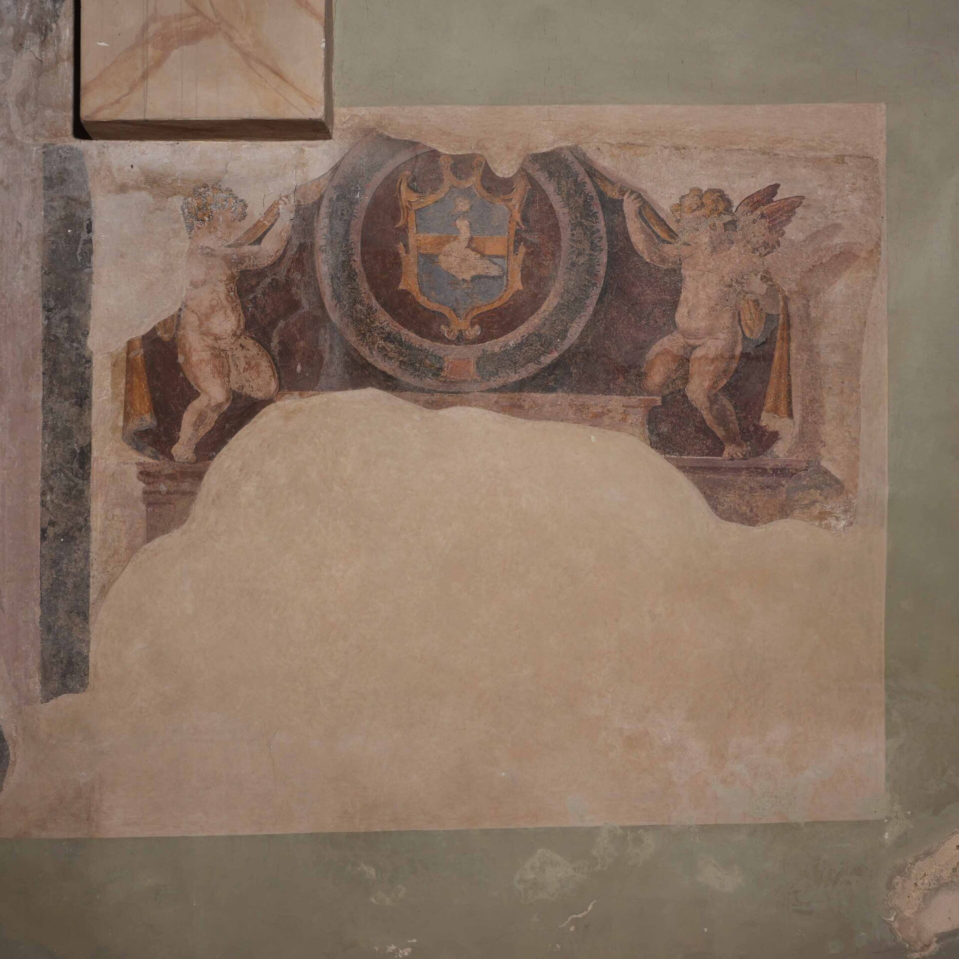 Stemma con angeli reggi cortina