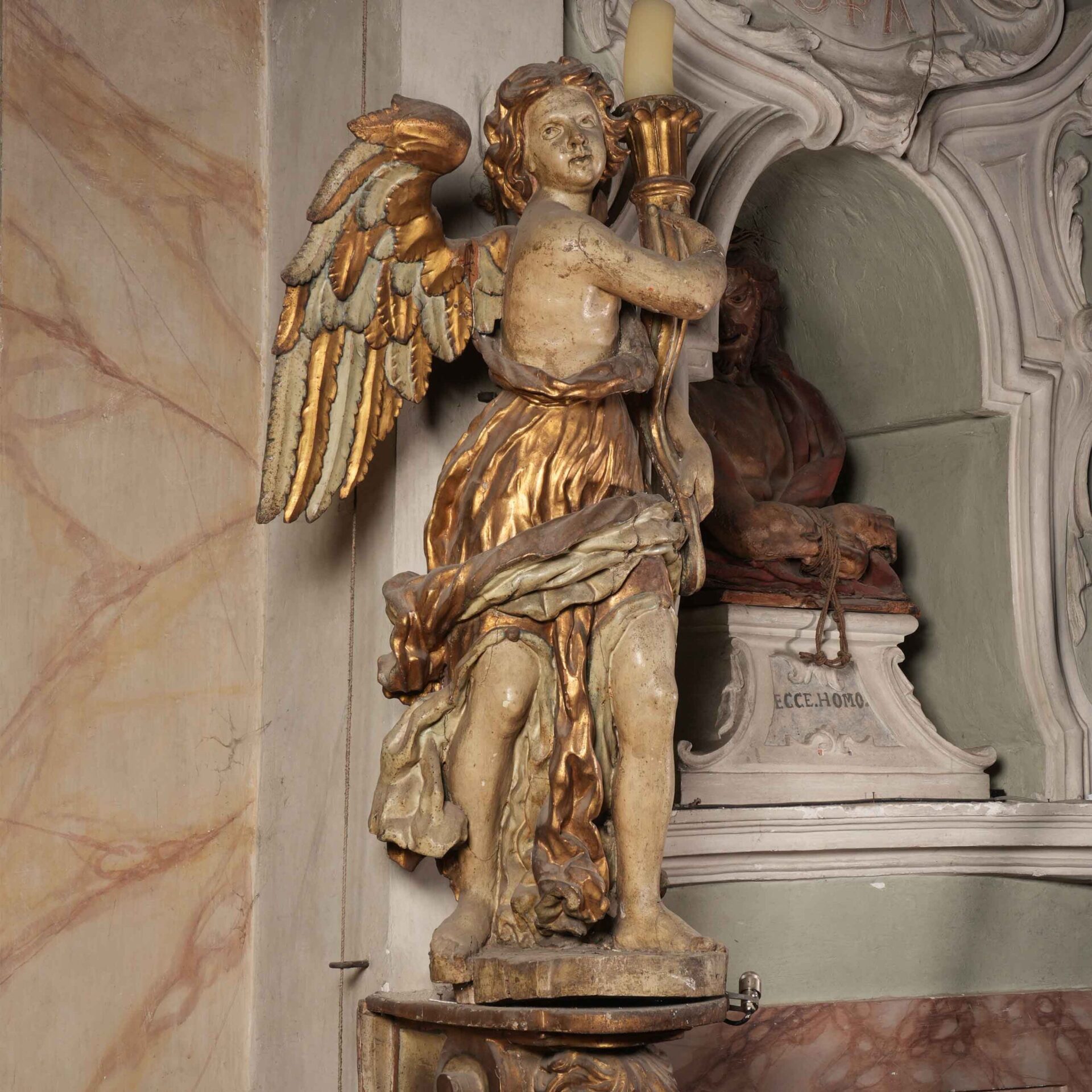 Angelo reggicandelabro