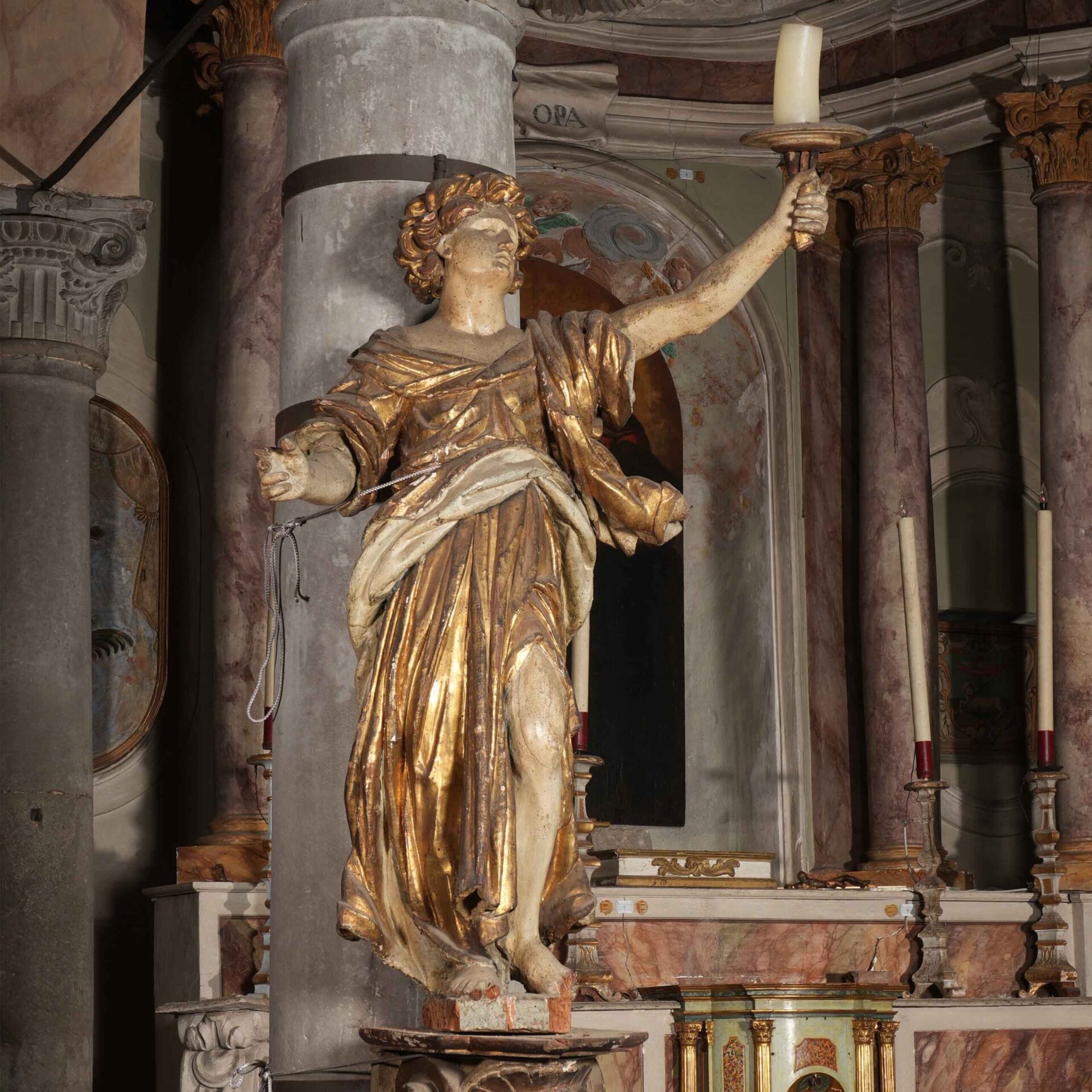 Angelo reggicandelabro