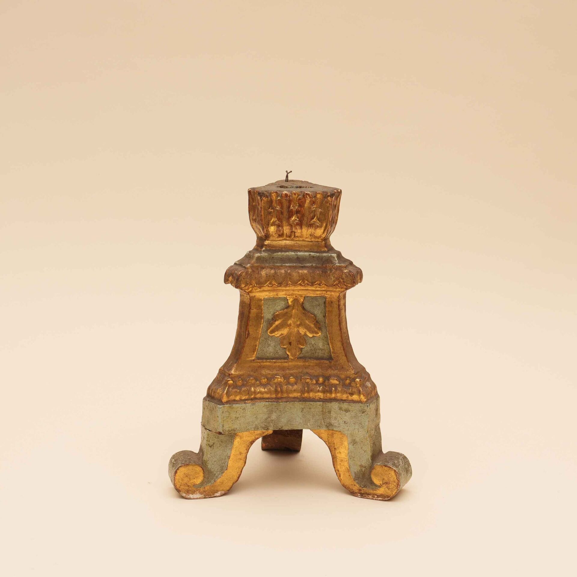 Base di candeliere (frammento)