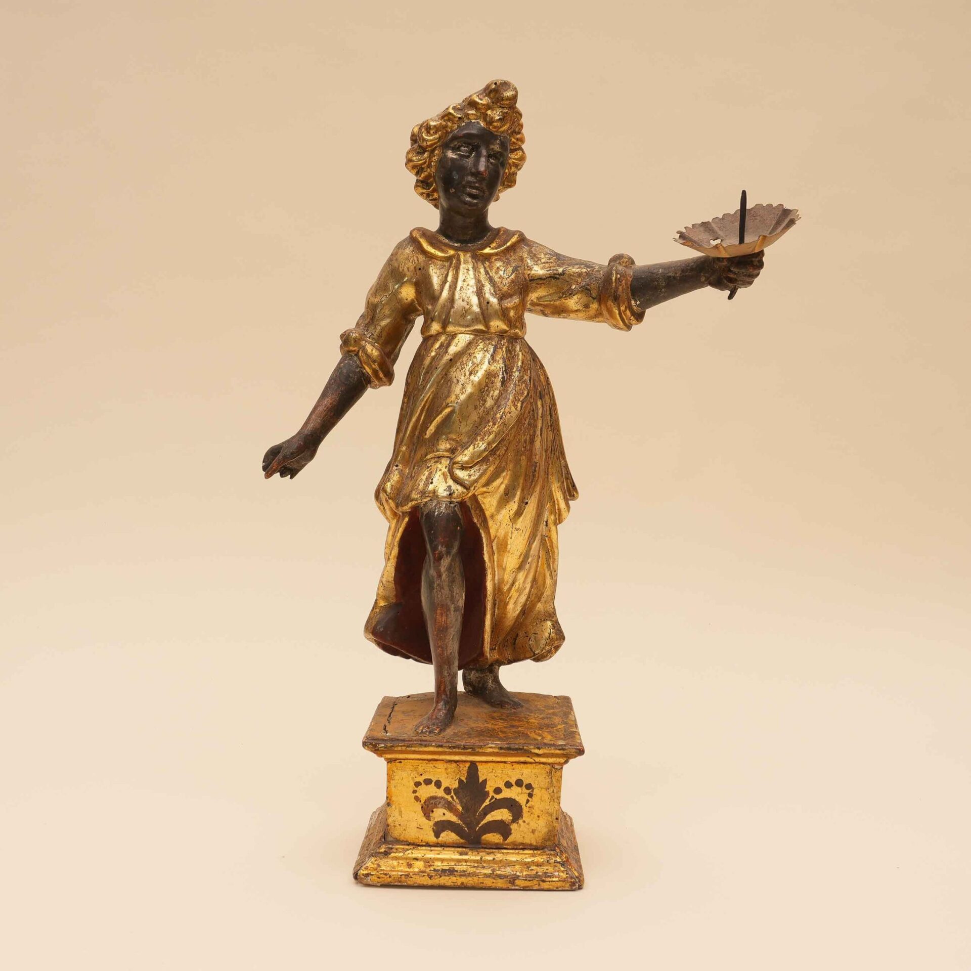 Angelo reggicandelabro