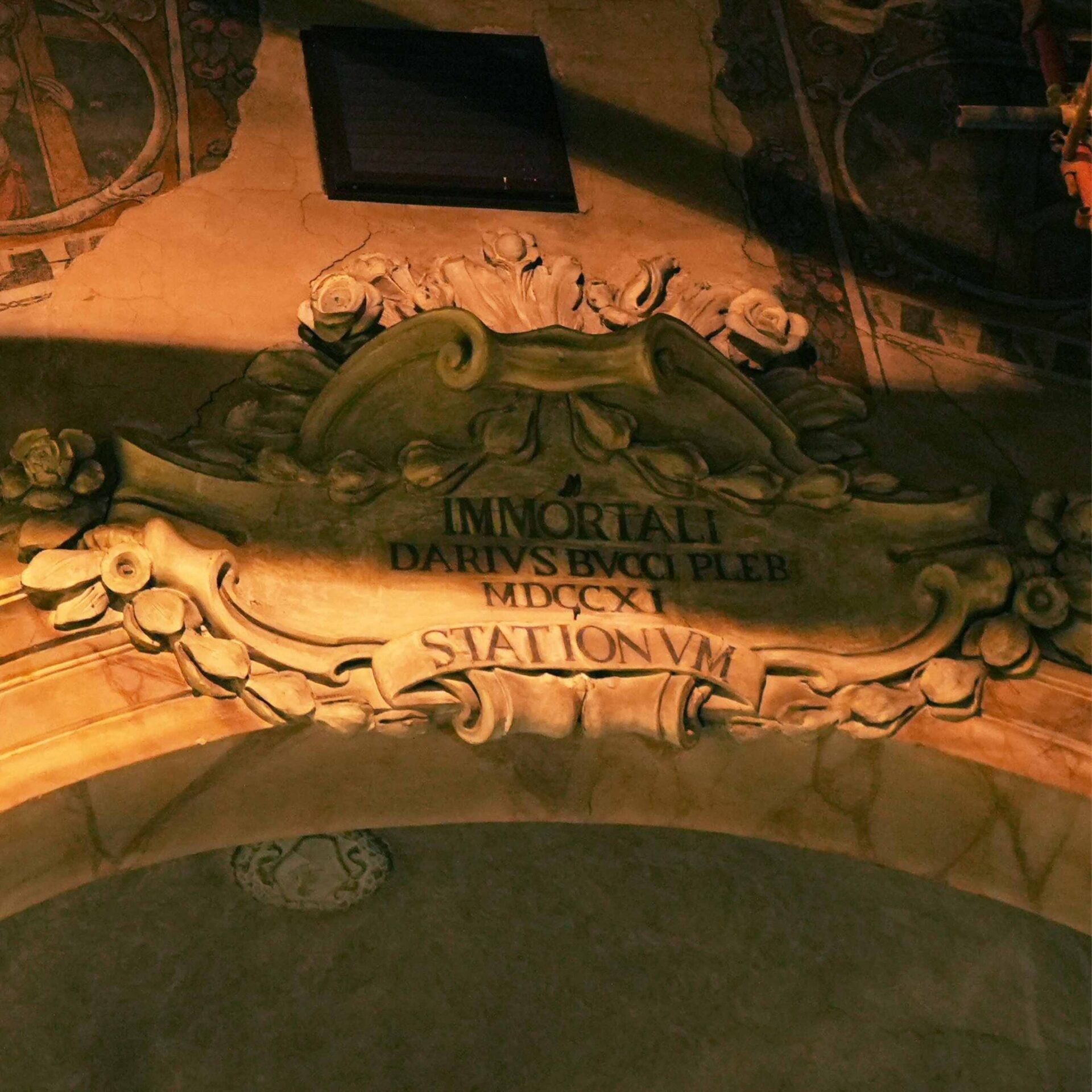 Cartiglio in stucco modanato